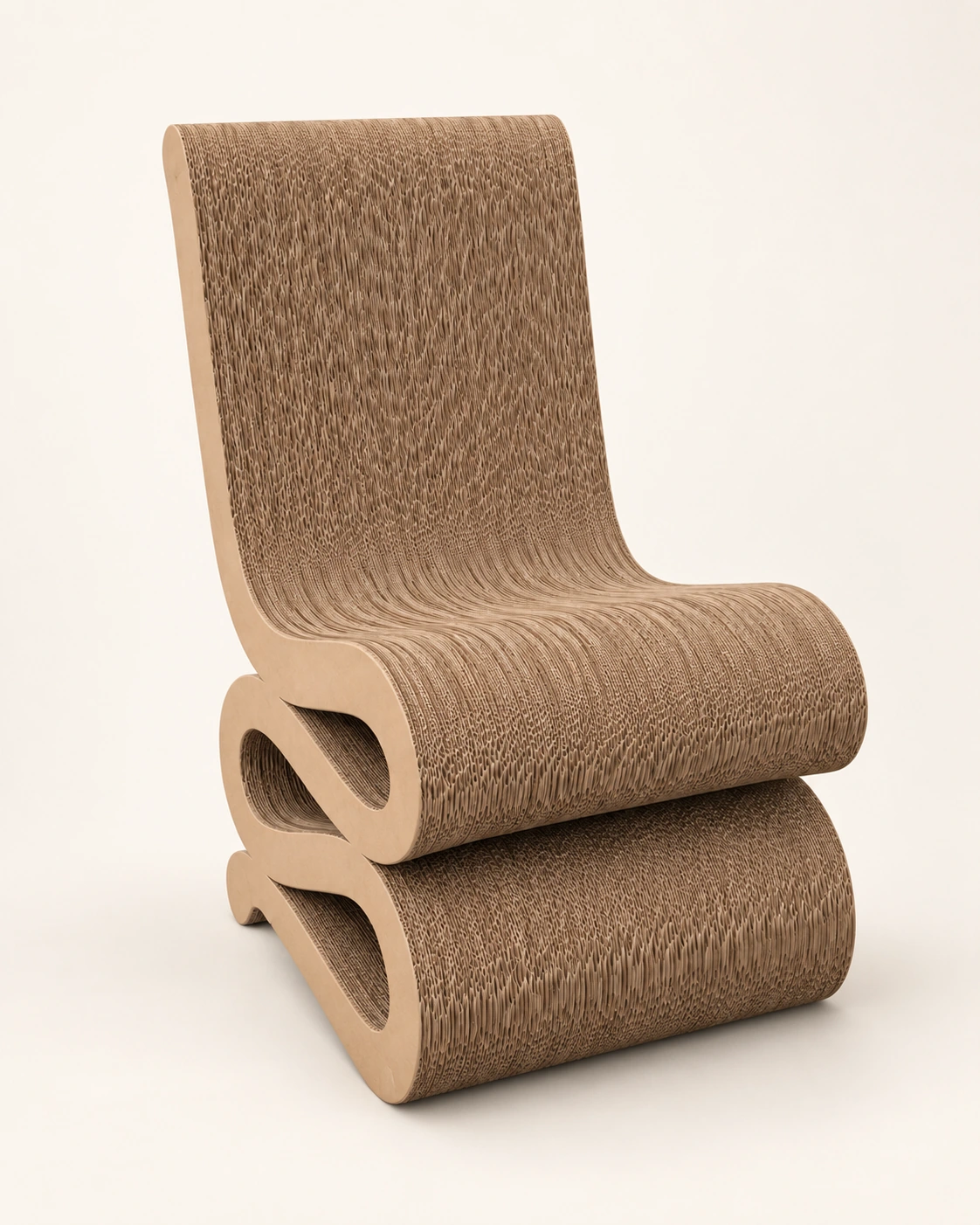 Vue rapprochée de la chaise Augustin : courbes et strates de carton kraft.
