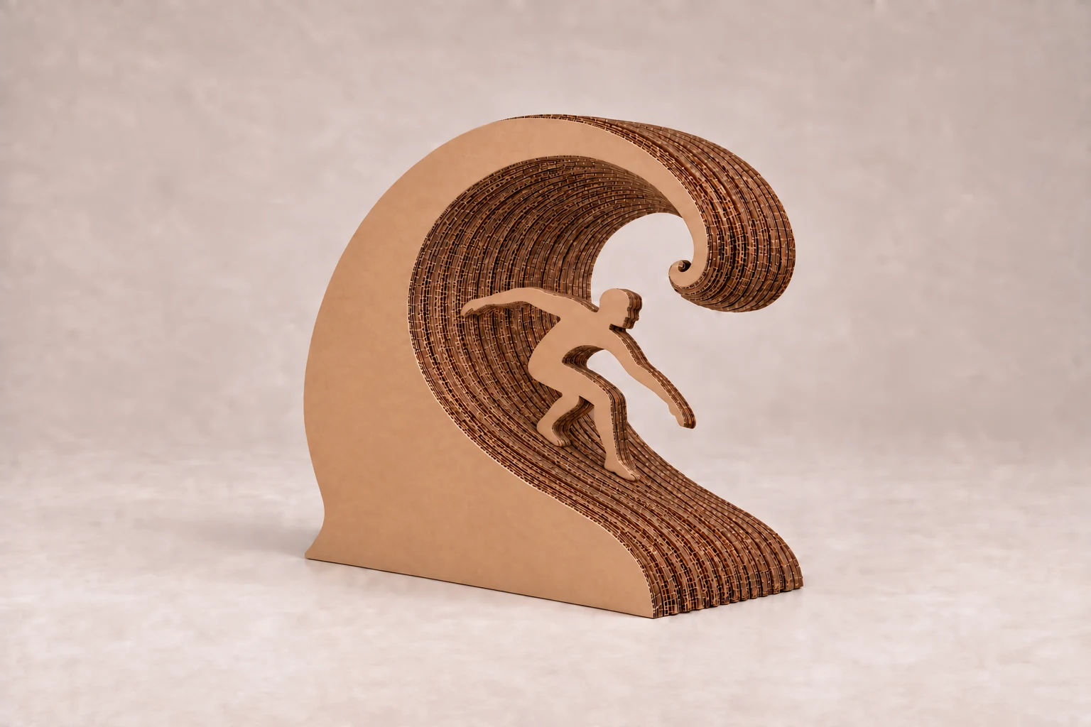 Onde avec surfeur en carton naturel — présentation studio